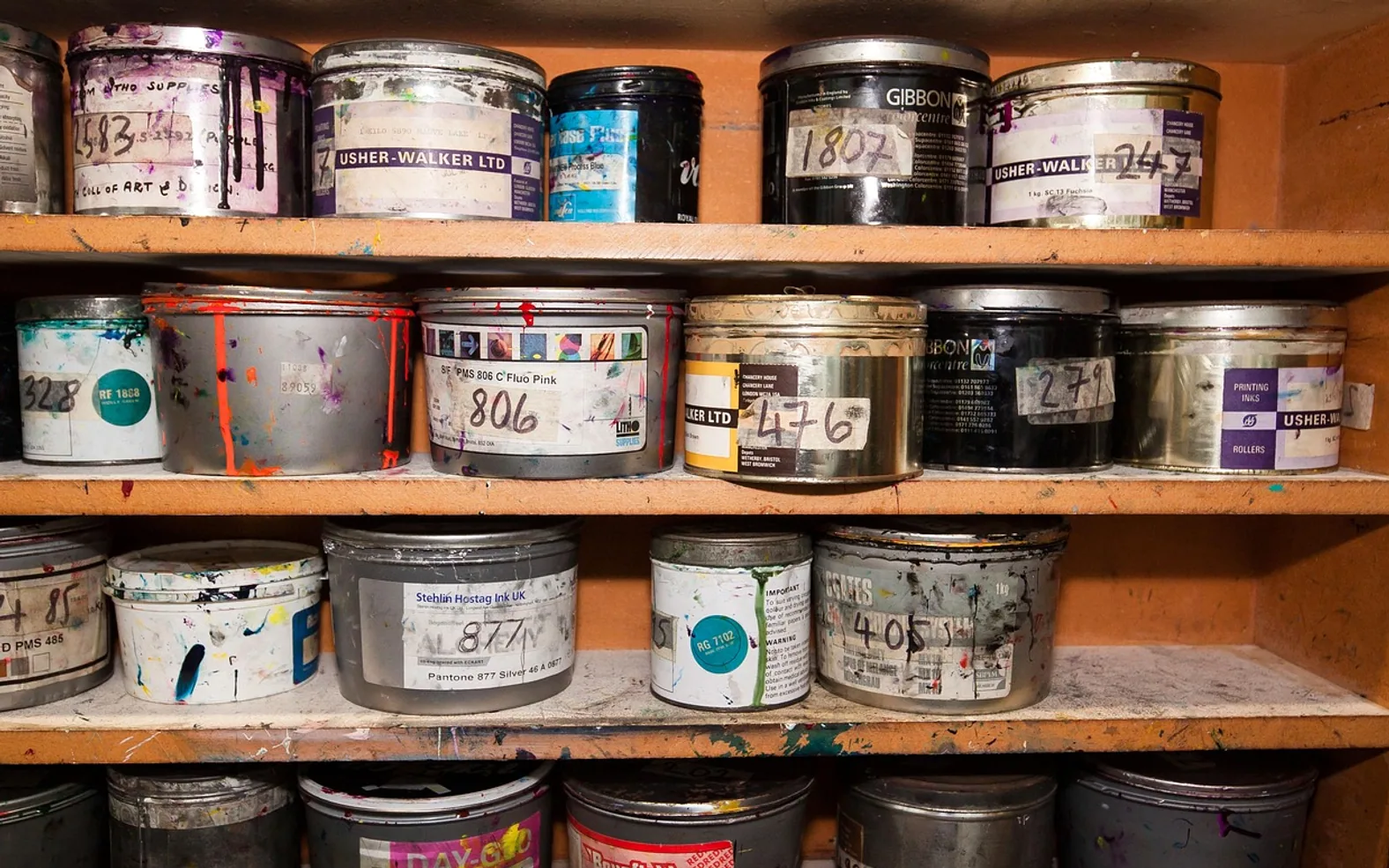 To dye, paint cans and printing inks